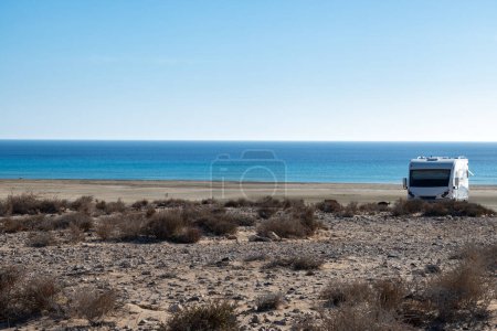 Téléchargez les photos : Dunes de sable et eaux turquoise bleue de la plage de Sotavento, Costa Calma, Fuerteventura, Îles Canaries, Espagne en hiver, vacances en camping-car - en image libre de droit