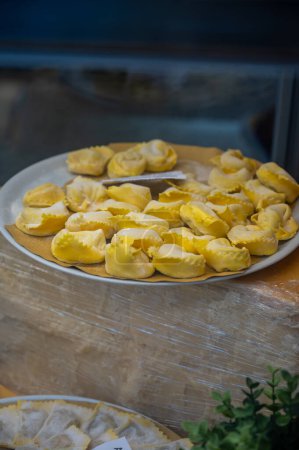 Comida italiana, pastas rellenas caseras frescas tortelli o raviolis listos para cocinar en exhibición, Milán, Lombardía, Italia