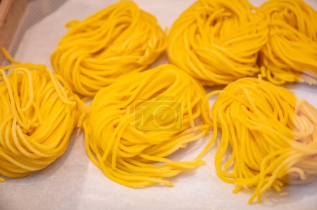 Italienische Küche, frische hausgemachte gelbe Pasta mit kochfertigen Eiern, Mailand, Lombardei, Italien
