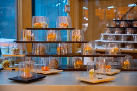 Kuchnia japońska, nowoczesna restauracja z sushi, sashimi i inne dania kuchni japońskiej serwowane na ruchomy pas całej restauracji, samoobsługowa kawiarnia obiadowa