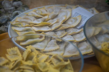 Italienische Küche, frische hausgemachte Pasta-Tortelli oder Ravioli-Knödel zum Kochen, Mailand, Lombardei, Italien