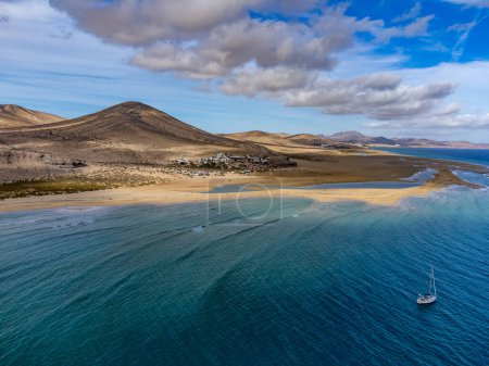 Luftaufnahme von Sanddünen und türkisblauem Wasser am Strand von Sotavento, Costa Calma, Fuerteventura, Kanarische Inseln, Spanien im Winter