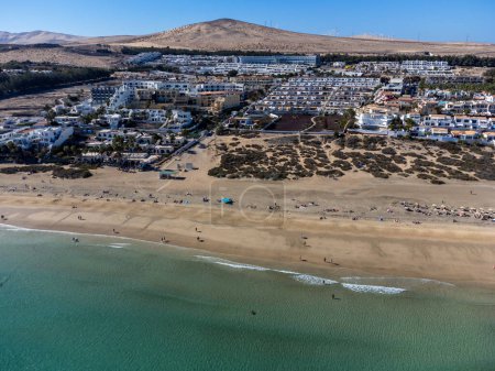 Téléchargez les photos : Vue sur l'Aeriav sur les dunes sablonneuses, la plage et la Costa Calma, Fuerteventura, îles Canaries, Espagne en hiver, journée ensoleillée d'hiver - en image libre de droit