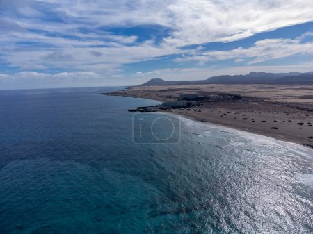 Téléchargez les photos : Caleta del bajo, corralejo grandes playas plages de sable blanc avec eau bleue près de Corralejo ville touristique au nord de Fuerteventura, îles Canaries, Espagne - en image libre de droit