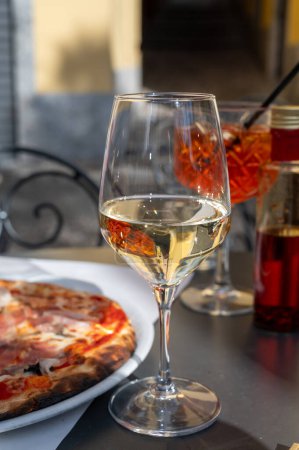 Verre de vin blanc sec froid servi en plein air dans un café à Bellagio, lac de Côme, Italie, jour ensoleillé du printemps