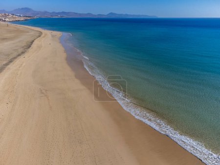 Foto de Vista aérea sobre dunas de arena y aguas turquesas azules de la playa de Sotavento, Costa Calma, Fuerteventura, Islas Canarias, España en invierno - Imagen libre de derechos