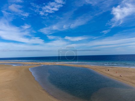 Luftaufnahme von Sanddünen und türkisblauem Wasser am Strand von Sotavento, Costa Calma, Fuerteventura, Kanarische Inseln, Spanien im Winter