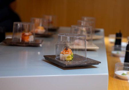 Cocina japonesa, restaurante moderno con sushi, sashimi y otros platos japoneses servidos en el cinturón móvil a través del restaurante, cafetería de almuerzo de autoservicio