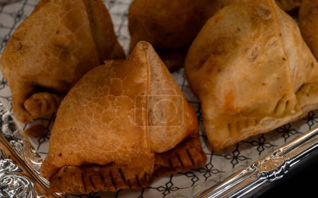Foto de Snack tradicional de Oriente Medio fritos rellenos de tartas de samosa con pollo y verduras - Imagen libre de derechos