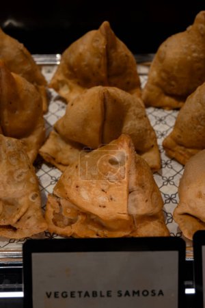 Foto de Snack tradicional de Oriente Medio fritos rellenos de pasteles vegetarianos de samosa con verduras - Imagen libre de derechos