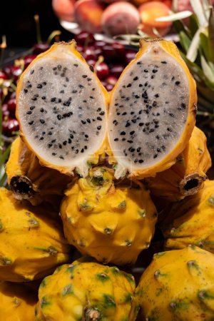 Amarillo madura jugosa fruta gragón pitaya, sabrosas frutas tropicales exóticas de cerca