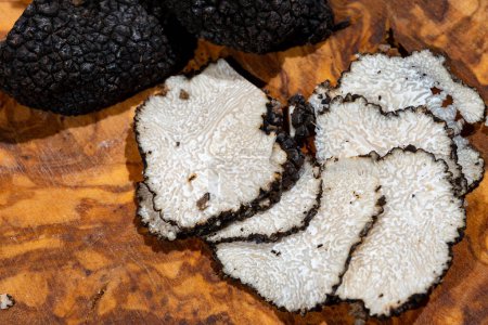 Tranches de truffe noire italienne d'été, champignons aromatiques savoureux, gros plan