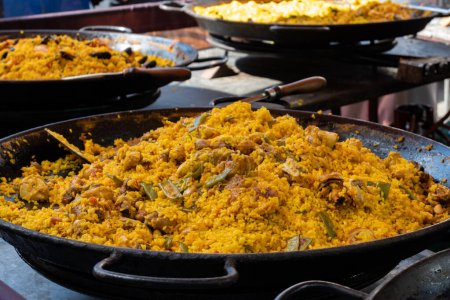 Street food à Londres, food court sur la route de Portobello samedi marché, paella colorée fraîche préparée avec du riz et des fruits de mer dans une grande casserole, prêt à manger