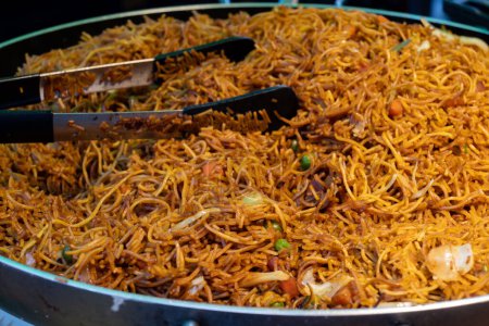 Comida asiática local, fideos singapurenses y plato de arroz con verduras, camarones fritos y carne de pollo en tazones