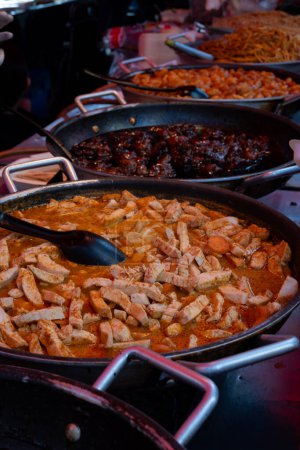 Comida asiática vegana, vietnams soja frijoles trozos libres de carne y arroz plato con verduras en Portabello camino mercado de alimentos, Notting hill, Londres