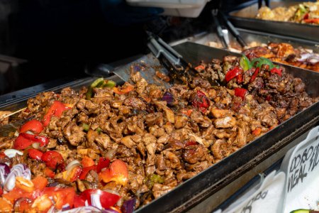 Comida asiática vegana, vietnams soja frijoles trozos libres de carne y arroz plato con verduras en Portabello camino mercado de alimentos, Notting hill, Londres