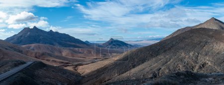 Foto de Vista panorámica de coloridas colinas basales remotas y montañas del Macizo de Betancuria vistas desde el punto de observación, Fuerteventura, Islas Canarias, España, destino turístico - Imagen libre de derechos