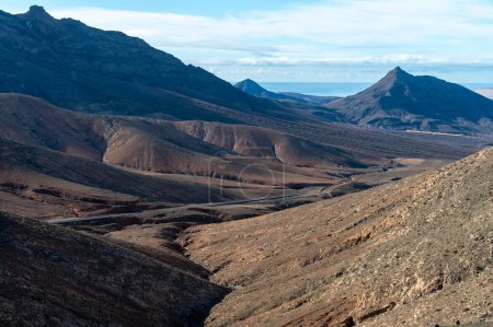Foto de Vista panorámica de coloridas colinas basales remotas y montañas del Macizo de Betancuria vistas desde el punto de observación, Fuerteventura, Islas Canarias, España, destino turístico - Imagen libre de derechos