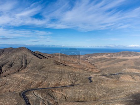 Vista panorámica de coloridas colinas basales remotas y montañas del Macizo de Betancuria vistas desde el punto de observación, Fuerteventura, Islas Canarias, España, destino turístico