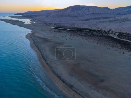 Téléchargez les photos : Vue aérienne sur les dunes sablonneuses et l'eau turquoise de la plage de Sotavento au coucher du soleil, Costa Calma, Fuerteventura, Îles Canaries, Espagne en hiver - en image libre de droit