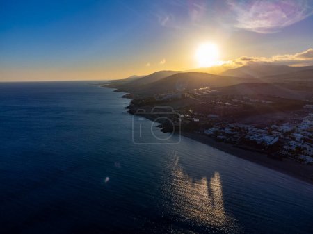 Foto de Vista aérea sobre dunas de arena, playa y Costa Calma, Fuerteventura, Islas Canarias, España en invierno, puesta de sol - Imagen libre de derechos