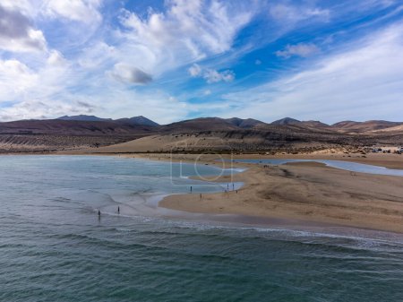 Téléchargez les photos : Vue aérienne sur les dunes de sable et l'eau turquoise bleue de la plage de Sotavento, Costa Calma, Fuerteventura, Îles Canaries, Espagne en hiver - en image libre de droit