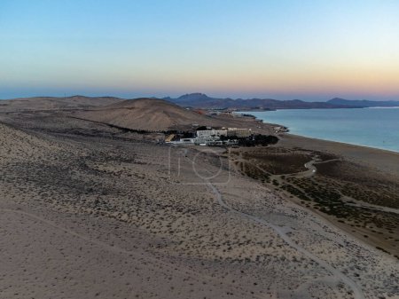 Téléchargez les photos : Vue aérienne sur les dunes sablonneuses et l'eau turquoise de la plage de Sotavento au coucher du soleil, Costa Calma, Fuerteventura, Îles Canaries, Espagne en hiver - en image libre de droit