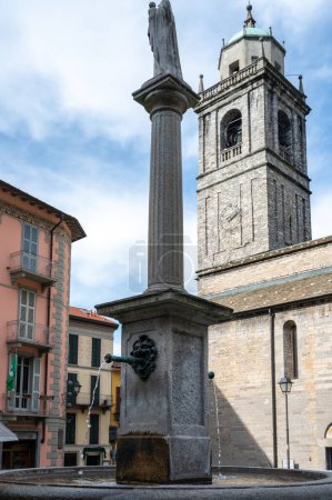 Destino turístico pequeño pueblo medieval de Bellagio con calles estrechas y colinas y villas de lujo, destino de vacaciones en el lago de Como, Italia en primavera