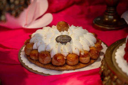 Süßes italienisches Dessert Dolce-Gebäck und Kuchen mit Sahne und Früchten in einer handwerklichen Bäckerei in Mailand, Italien, aus nächster Nähe