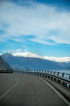 Autofahren am Ufer des Comer Sees in Norditalien, sonnige Frühlingstage, Aussicht auf Berge, Wasser und Dörfer