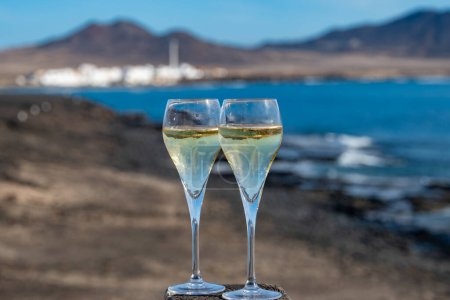 Ein Glas Champagner im Urlaub, südlich von Fuerteventura, Kanarische Inseln, blauer Ozean, Berge, Spanien
