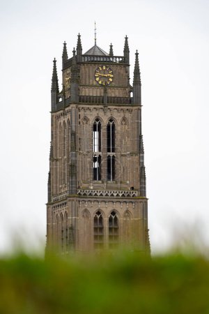 Vista de la antigua torre de la iglesia en la ciudad medieval de Zaltbommel, Güeldres, Países Bajos, destino turístico