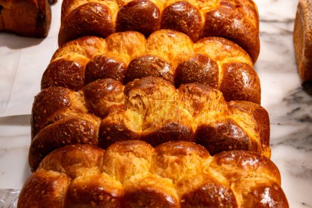 Traditionelles jüdisches Brot Challah geflochten Brioche Brot in Bäckerei in Großaufnahme