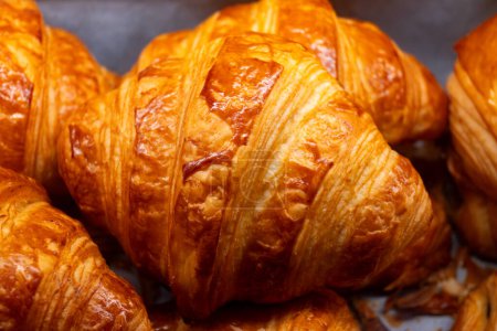 Téléchargez les photos : Petit déjeuner en France, croissants au beurre frais dans une boulangerie artisanale à Paris, France, gros plan - en image libre de droit