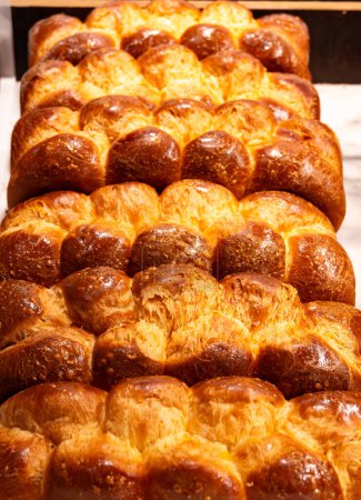 Traditionelles jüdisches Brot Challah geflochten Brioche Brot in Bäckerei in Großaufnahme