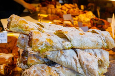 Téléchargez les photos : Fraîchement cuit savoureux amande américaine twist petits pains sur le marché alimentaire gros plan - en image libre de droit