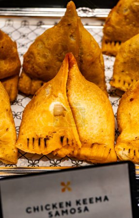 Foto de Snack tradicional de Oriente Medio fritos rellenos de tartas de samosa con keema de pollo - Imagen libre de derechos