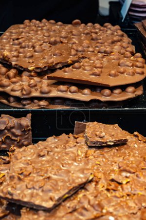 Hochwertige handwerklich hergestellte Schweizer Schokolade aus Kakaobutter mit verschiedenen Füllungen, Schokoladenhintergrund