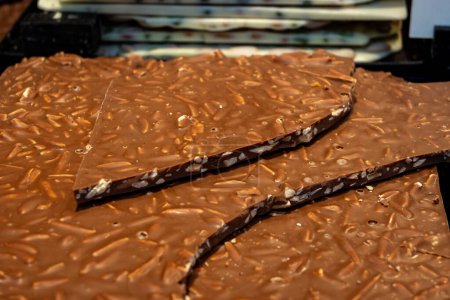 Hochwertige handwerklich hergestellte Schweizer Schokolade aus Kakaobutter mit verschiedenen Füllungen, Schokoladenhintergrund