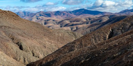 Vista panorámica de coloridas colinas basales remotas y montañas del Macizo de Betancuria vistas desde el punto de observación, Fuerteventura, Islas Canarias, España, destino turístico
