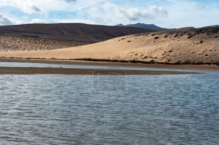 Foto de Vista sobre dunas de arena y aguas turquesas azules de la playa de Sotavento, Costa Calma, Fuerteventura, Islas Canarias, España en invierno - Imagen libre de derechos
