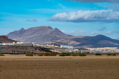 Foto de Dunas de arena y colinas en la península de Jandia cerca de Playas de Sotavento en Costa Calma, Fuerteventura, Islas Canarias, España en invierno - Imagen libre de derechos