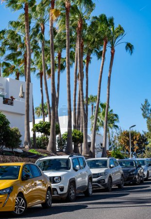 Foto de Parking callejero en Costa Calma resort turístico, Fuerteventura, coches de conducción en Islas Canarias, España - Imagen libre de derechos
