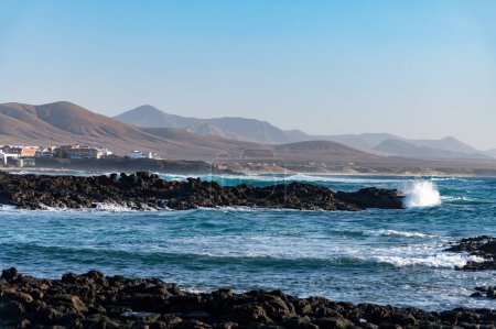 Côte ouest de l'île de Fuerteventura. Vacances d'hiver en mer et soleil à El Cotillo village touristique, Îles Canaries, Espagne sur la plage de sable blanc La Concha.