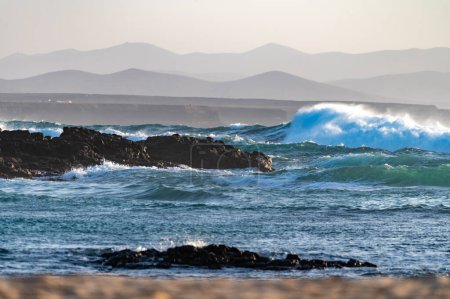 Foto de Costa oeste de Fuerteventura. Vacaciones de invierno en El Cotillo, Islas Canarias, España en la playa de arena blanca La Concha. - Imagen libre de derechos