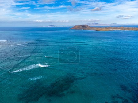 Foto de Caleta del bajo, corralejo grandes playas playas de arena blanca con agua azul cerca de la ciudad turística de Corralejo en el norte de Fuerteventura, Islas Canarias, España - Imagen libre de derechos