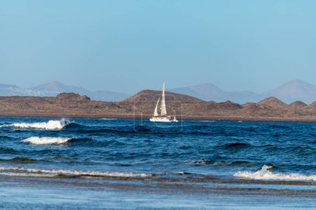Ver Dunas de Corralejo, playa de arena blanca, aguas azules, Lobos e islas Lanzarote, norte de Fuerteventura, Islas Canarias, España