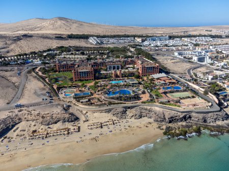 Foto de Vista aérea sobre dunas de arena, playa y Costa Calma, Fuerteventura, Islas Canarias, España en invierno, día de invierno soleado - Imagen libre de derechos