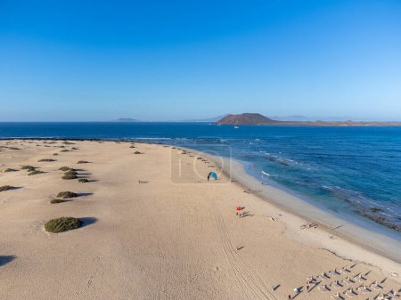 Vista aérea de las dunas de Corralejo, playa de arena blanca, aguas azules, Lobos e islas Lanzarote, norte de Fuerteventura, Islas Canarias, España