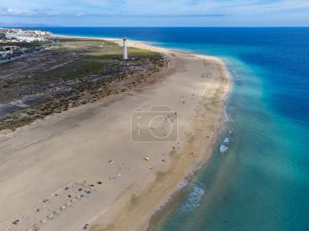 Plage de sable blanc et eau bleue de l'océan dans le village de vacances Morro Jable au sud de Fuerteventura, îles Canaries, Espagne en hiver